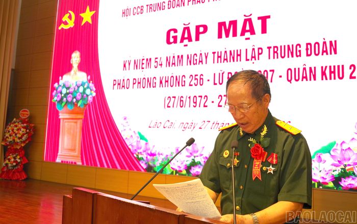 Đồng chí Nguyễn Văn Cự, nguyên Phó Trung đoàn trưởng, Tham mưu trưởng Trung đoàn 256, phát biểu ôn lại truyền thống của đơn vị tại buổi gặp mặt.