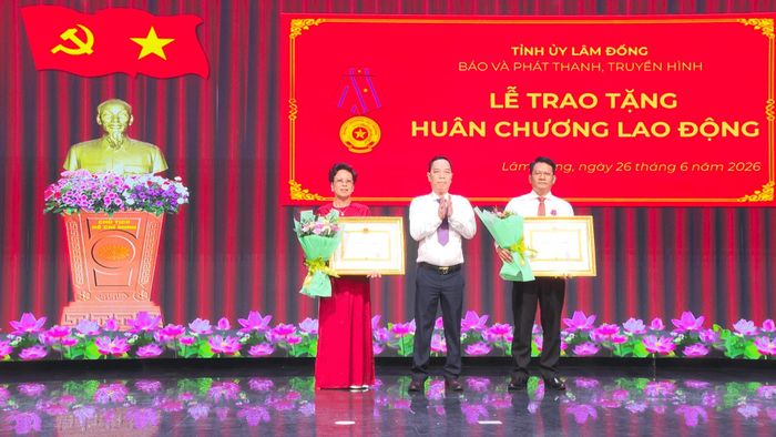 Trao Huân chương Lao động hạng Ba cho ông Hồ Văn Miền và truy tặng Huân chương Lao động hạng Ba đối với ông Lê Văn Bảy