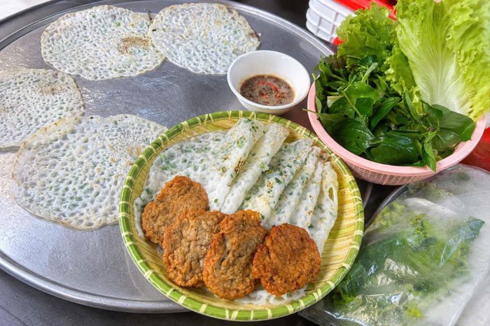 Một phần bánh xèo không nhân dao động từ 20.000 - 30.000 đồng.