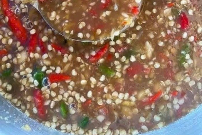 Mắm nêm cũng do chủ quán chế biến với vị đặc trưng