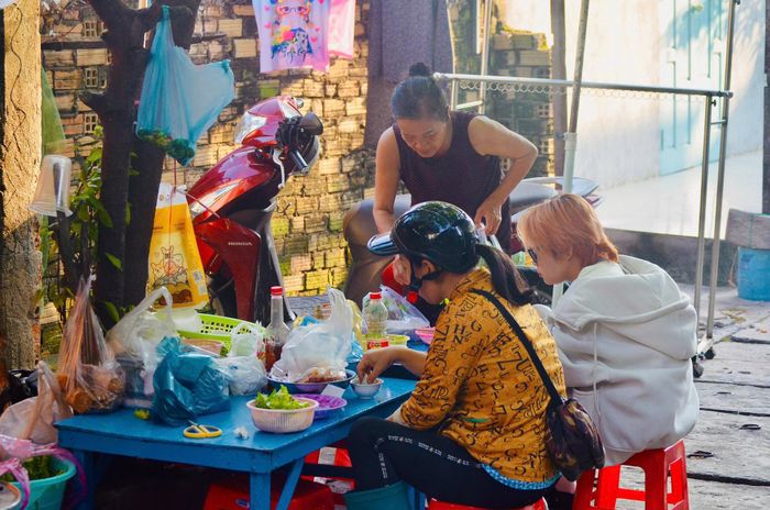 Không chỉ là món ăn phù hợp cho người có thu nhập thấp, đây còn là món ăn níu giữ chân thực khách trẻ.