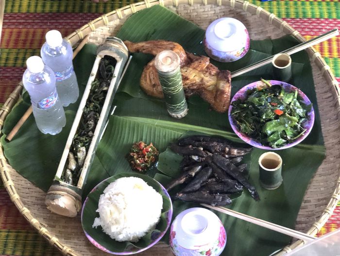 Mâm cơm gia đình ngoài cá suối, còn có lá bép xào tỏi.