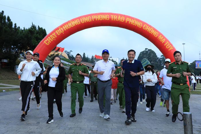 Lãnh đạo tỉnh Lâm Đồng cùng các lực lượng tham gia chạy bộ hưởng ứng phong trào phòng, chống ma túy