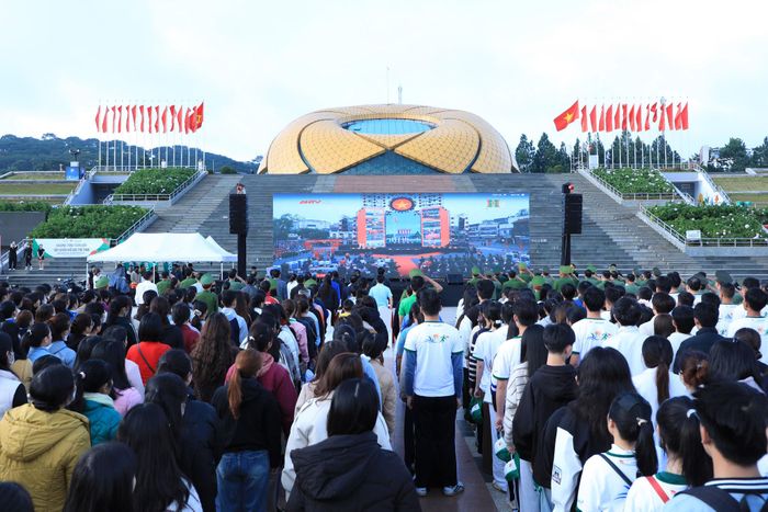 Các đại biểu dự lễ mít tinh hưởng ứng Tháng hành động phòng, chống ma túy năm 2026 thực hiện nghi thức chào cờ