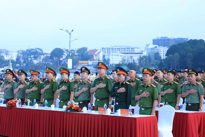 Các đại biểu dành phút tưởng niệm các nạn nhân tử vong do ma túy, các cán bộ hi sinh trong đấu tranh phòng, chống tội phạm về ma túy