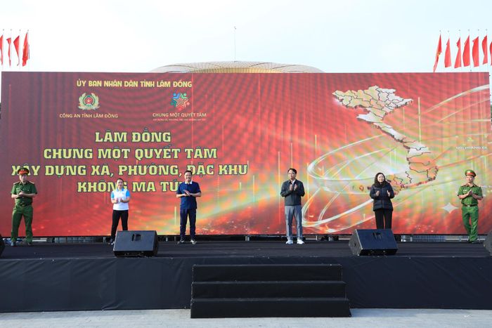 Lãnh đạo Tỉnh ủy, HĐND, UBND, Ủy ban MTTQ Việt Nam tỉnh Lâm Đồng và Công an tỉnh thực hiện nghi thức hưởng ứng tại lễ mít tinh