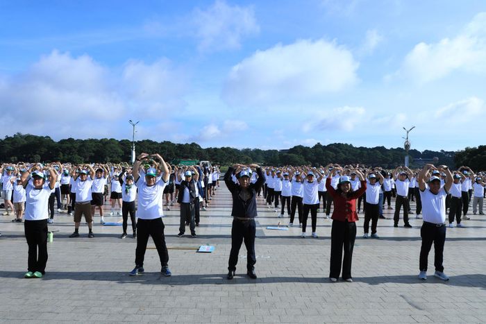 Lãnh đạo tỉnh Lâm Đồng và cán bộ, vận động viên, học sinh, sinh viên và người dân tham gia đồng diễn thể dục