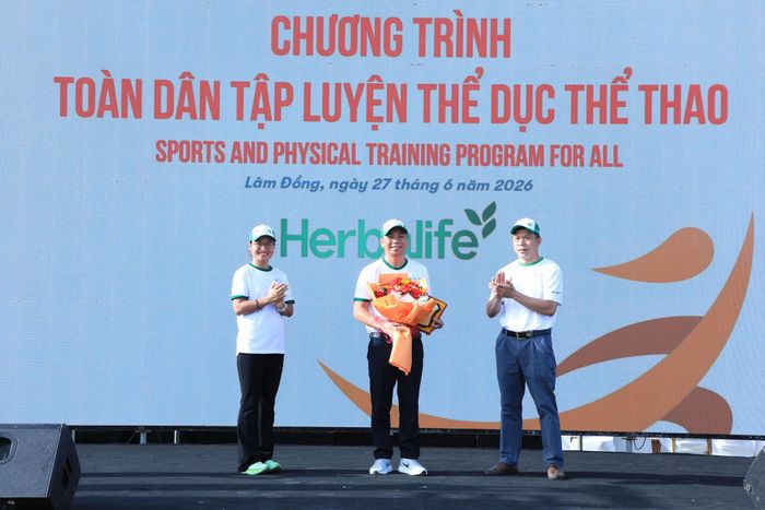 Ủy ban Olympic Việt Nam và nhà tài trợ tặng hoa, quà lưu niệm cho đơn vị tổ chức là Sở Văn hóa, Thể thao và Du lịch Lâm Đồng