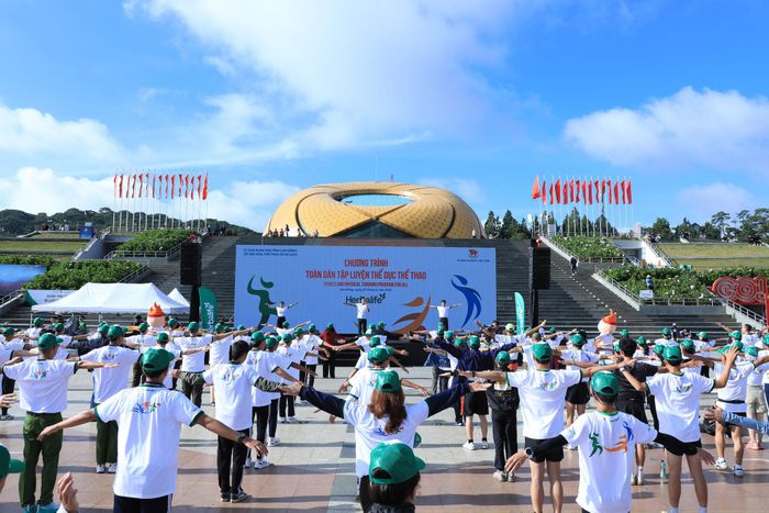 Không khí tại Quảng trường Lâm Viên sôi động khi hơn 2.000 người cùng tham gia các hoạt động vận động tập thể