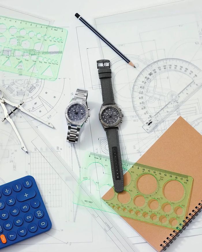 Citizen CA0897-04H đặt cạnh mẫu CA0890-54H cũ hơn.