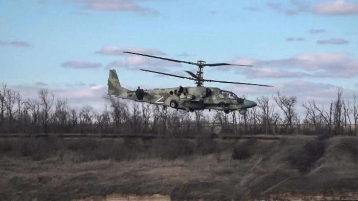 Trực thăng tấn công Ka-52M bay ở độ cao cực thấp ở chiến trường Ukraine
