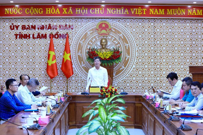Phó Chủ tịch UBND tỉnh Lâm Đồng Nguyễn Hồng Hải báo cáo về tình hình triển khai các dự án giao thông trọng điểm trên địa bàn