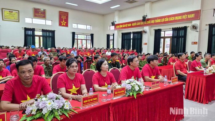 Các đại biểu tham dự lễ mít tinh tại xã Quang Thiện. Ảnh: Phạm Hồng Minh