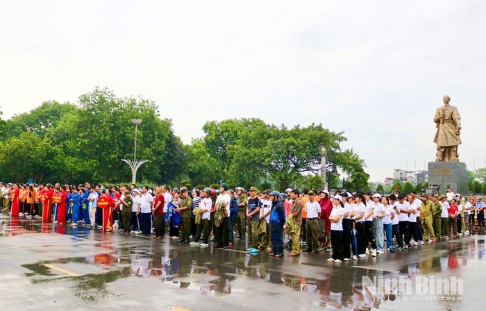 Đông đảo cán bộ, chiến sĩ lực lượng vũ trang, công chức, viên chức, các doanh nghiệp và nhân dân tham gia chương trình tại phường Nam Định. Ảnh: Khánh Dũng
