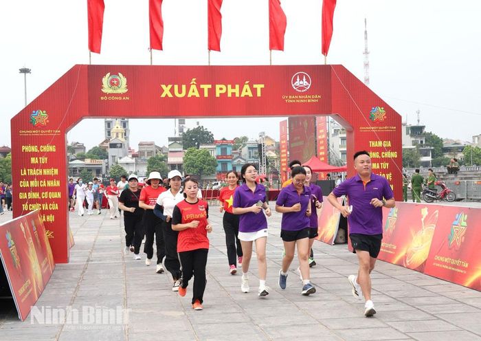 Các đại biểu, các chiến sĩ và quần chúng nhân dân tham gia Giải chạy phong trào với chủ đề “Ninh Bình - Chung một quyết tâm xây dựng xã, phường không ma túy”. Ảnh: Minh Quang