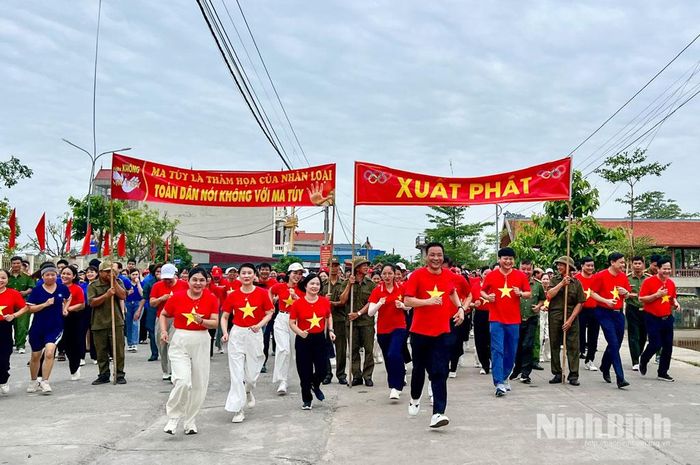 Cán bộ, nhân dân xã Quang Thiện tham gia Giải chạy "Chung một quyết tâm xây dựng xã, phường, đặc khu không ma túy". Ảnh: Phạm Hồng Minh