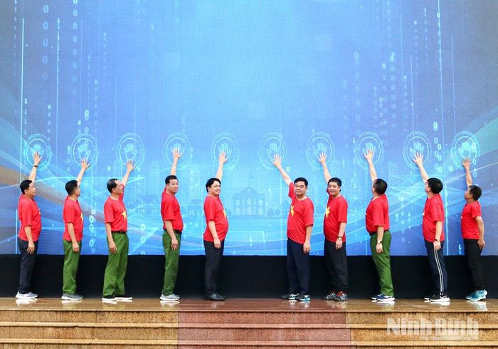 Các đại biểu thực hiện nghi thức phát động phong trào hưởng ứng Tháng hành động phòng, chống ma túy năm 2026. Ảnh: Khánh Dũng