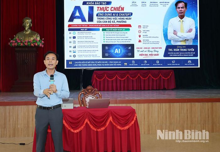Chuyên gia công nghệ hướng dẫn ứng dụng công nghệ AI trong thực hiện nhiệm vụ chuyên môn.