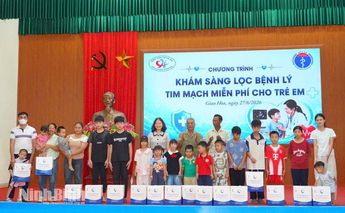 Lãnh đạo Chi cục Dân số và Trẻ em tỉnh trao quà cho trẻ em có hoàn cảnh khó khăn xã Giao Bình.
