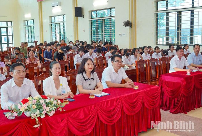 Các đại biểu dự chương trình.