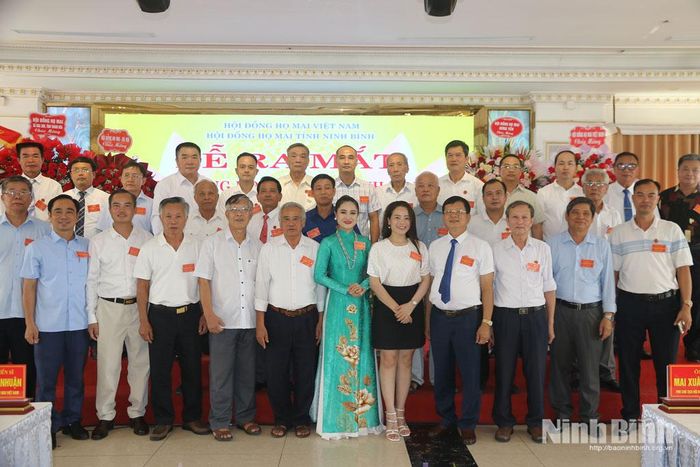 Các đại biểu Hội đồng họ Mai các tỉnh thành phố chụp ảnh lưu niệm cùng Hội đồng họ Mai Ninh Bình