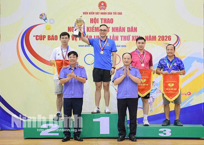 Ban Tổ chức trao cúp, huy chương cho các vận động viên tham gia tranh tài ở nội dung Pickleball đơn nam nhóm 1.