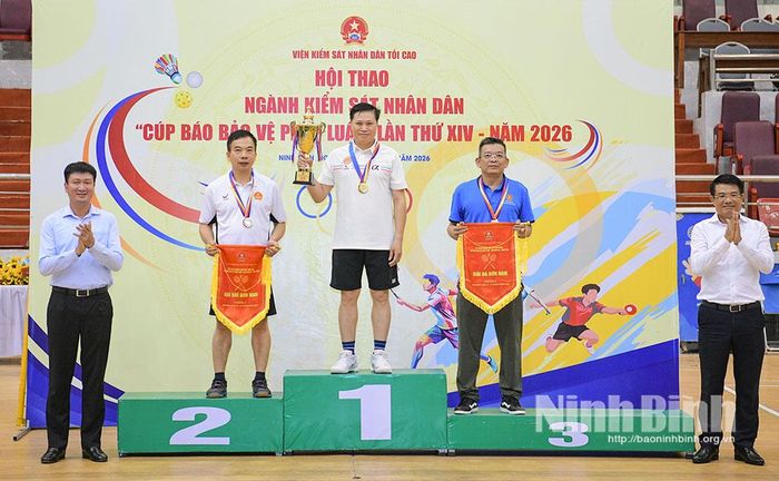 Đồng chí Nguyễn Huy Tiến, Ủy viên Trung ương Đảng, Viện trưởng Viện kiểm sát Nhân dân tối cao và đồng chí Trần Huy Tuấn, Ủy viên Trung ương Đảng, Bí thư Tỉnh ủy Ninh Bình trao cúp, huy chương cho các vận động viên tham gia tranh tài ở nội dung cầu lông đơn nam nhóm 4.