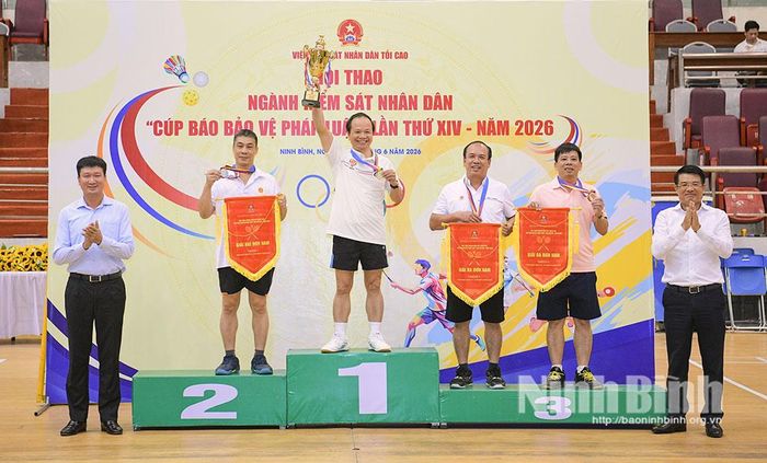 Đồng chí Nguyễn Huy Tiến, Ủy viên Trung ương Đảng, Viện trưởng Viện kiểm sát Nhân dân tối cao và đồng chí Trần Huy Tuấn, Ủy viên Trung ương Đảng, Bí thư Tỉnh ủy Ninh Bình trao cúp, huy chương cho các vận động viên tham gia tranh tài ở nội dung cầu lông đơn nam nhóm 5.