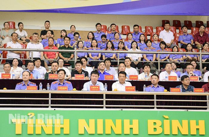 Đồng chí Nguyễn Huy Tiến, Ủy viên Trung ương Đảng, Viện trưởng Viện Kiểm sát Nhân dân tối cao và đồng chí Trần Huy Tuấn, Ủy viên Trung ương Đảng, Bí thư Tỉnh ủy cùng các đại biểu dự Lễ bế mạc.