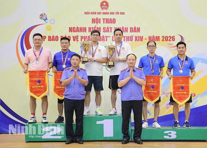 Ban Tổ chức trao cúp, huy chương cho các vận động viên tham gia tranh tài ở nội dung bóng bàn đôi nam nhóm 1.