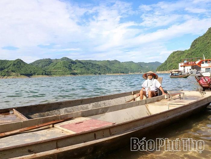 Có những người đã gắn bó cả đời với vùng sông nước.