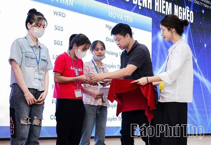 Lãnh đạo Công ty TNHH Yi Da Việt Nam trao quà hỗ trợ công nhân có hoàn cảnh khó khăn.