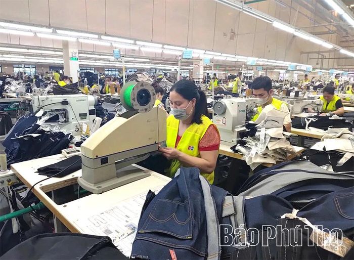 Công nhân Công ty TNHH Yi Da Việt Nam làm việc trên dây chuyền sản xuất hiện đại, góp phần nâng cao năng suất lao động.
