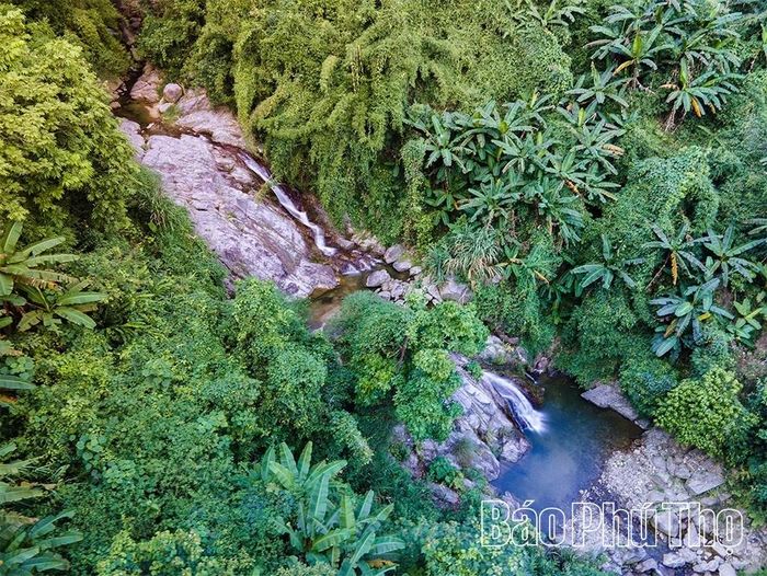 Điểm nhấn đặc biệt của đỉnh núi Sáng là thác Bay - dòng thác được hình thành từ những mạch nước trên đỉnh núi.