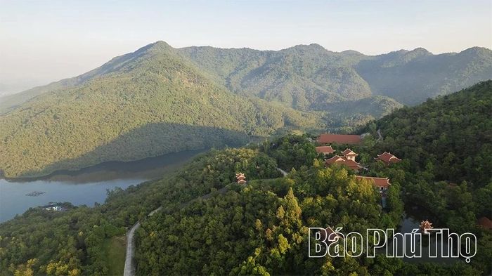 Giữa khung cảnh thiên nhiên hùng vĩ ấy, Thiền viện Trúc Lâm Tuệ Đức hiện lên thanh tịnh bên hồ Bò Lạc, tạo nên sự giao hòa giữa thiên nhiên và đời sống tâm linh.