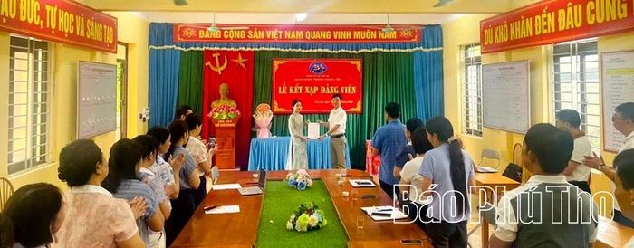 Đồng chí Ngô Viết Chinh - Bí thư Chi bộ trường TH&amp;THCS Phương Viên trao quyết định kết nạp đảng viên cho đồng chí Lê Thu Hà (ngày 5/6/2026).