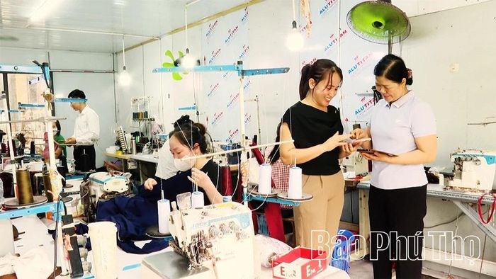 Tổ công nghệ số cộng đồng thôn 8 hướng dẫn người dân khai thác hiệu quả các tiện ích số trong đời sống.