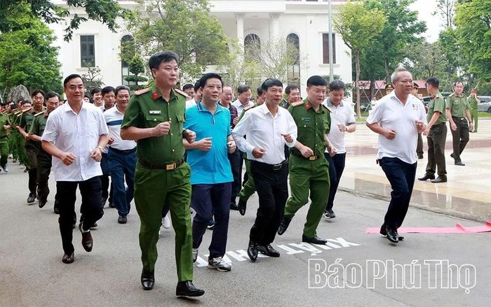 Đồng chí Chủ tịch UBND tỉnh Nguyễn Khắc Hiếu cùng các đại biểu tham gia giải chạy phong trào “Chung một quyết tâm xây dựng xã, phường không ma túy”.