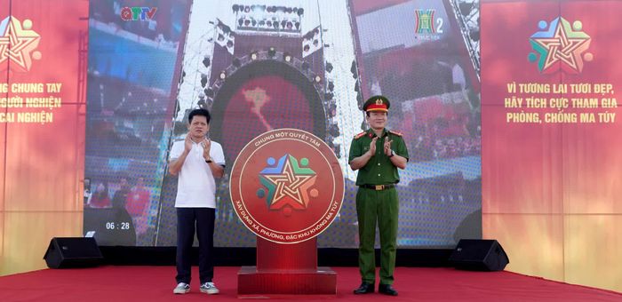Các đại biểu ấn nút quyết tâm hành động vì một xã hội không ma túy - Ảnh: H.T