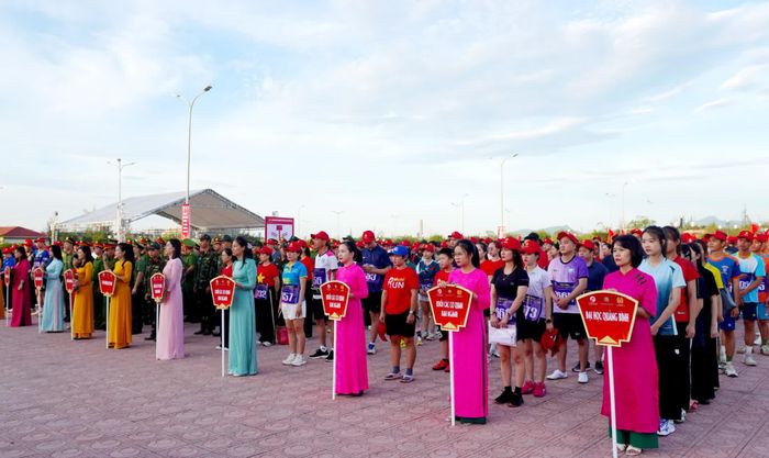 Hơn 700 vận động viên tham gia lễ mít tinh và giải chạy - Ảnh: H.T