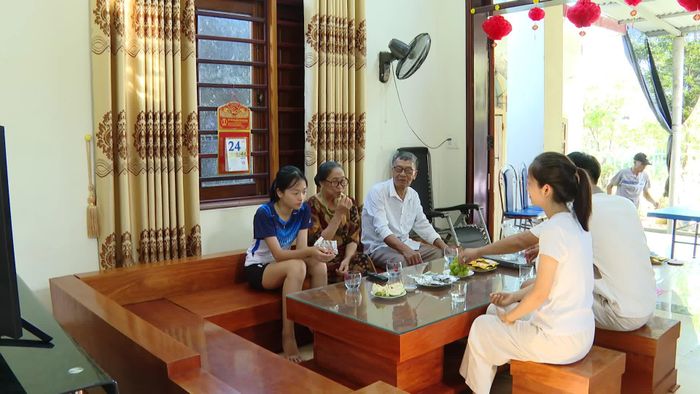 Gia đình ông Nguyễn Văn Xoài là mô hình gia đình nhiều thế hệ truyền thống - Ảnh: L.T