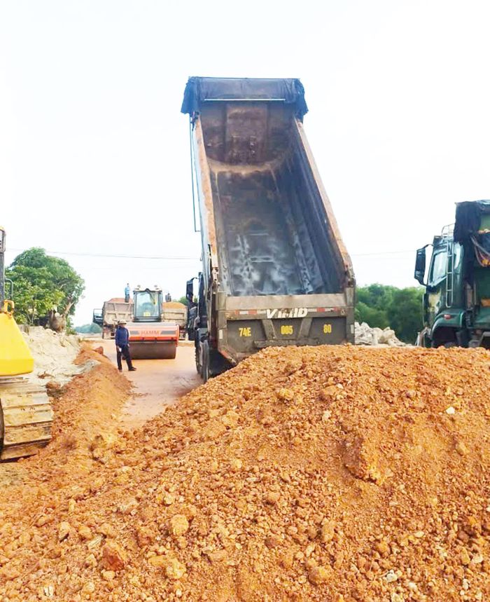 Nhà thầu Tập đoàn Trường Thịnh tổ chức thi công tại một đoạn mặt bằng vừa được bàn giao - Ảnh: B.T