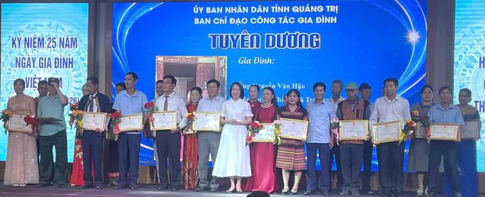 Ông Nguyễn Đình Doan (thứ hai từ trái sang) được khen thưởng tại chương trình giao lưu, tuyên dương các hộ gia đình tiêu biểu, xuất sắc năm 2026 - Ảnh: P.V