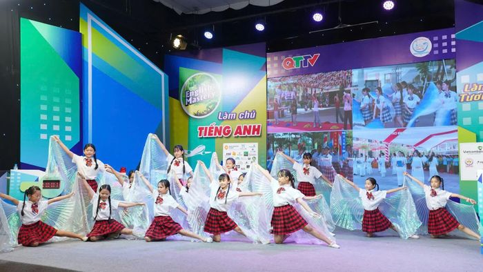 Tổng duyệt các tiết mục văn nghệ biểu diễn tại điểm cầu chính - Ảnh: Lê Trường