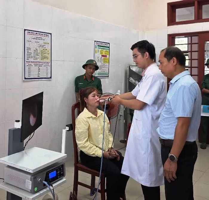 Người dân đặc khu Cồn Cỏ được khám, tư vấn sức khỏe và cấp phát thuốc miễn phí - Ảnh: Đ.V