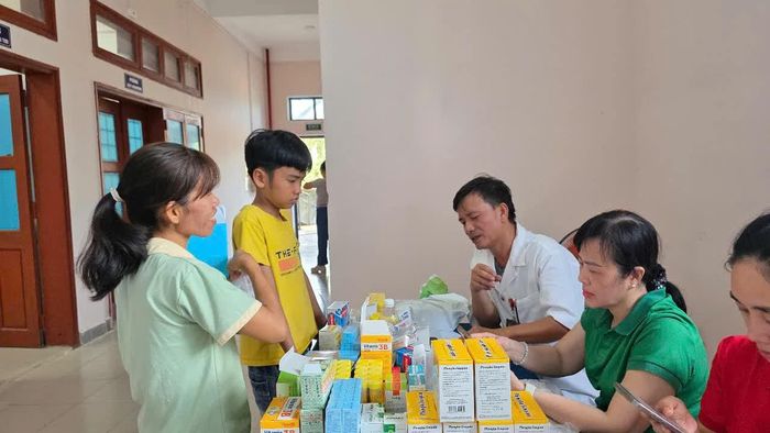 Cấp phát thuốc miễn phí cho người dân đặc khu Cồn Cỏ - Ảnh: Đ.V