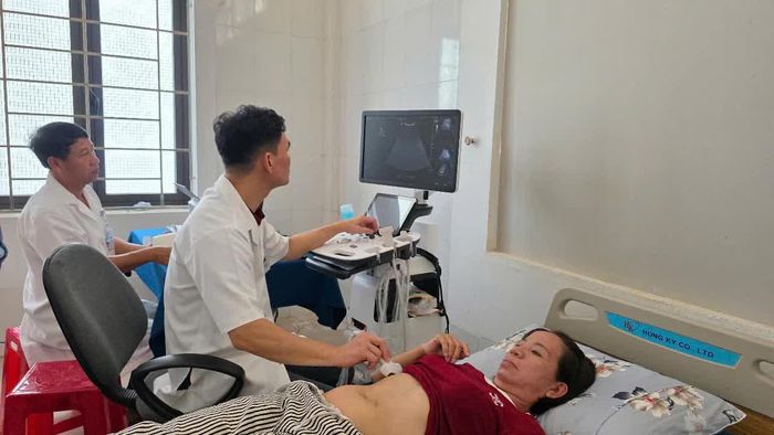 Người dân đặc khu Cồn Cỏ được khám, tư vấn sức khỏe và cấp phát thuốc miễn phí - Ảnh: Đ.V