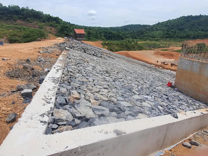 Thi công hạng mục lát đá khan đạt 588,62m3/1.624m3 - Ảnh: B.T
