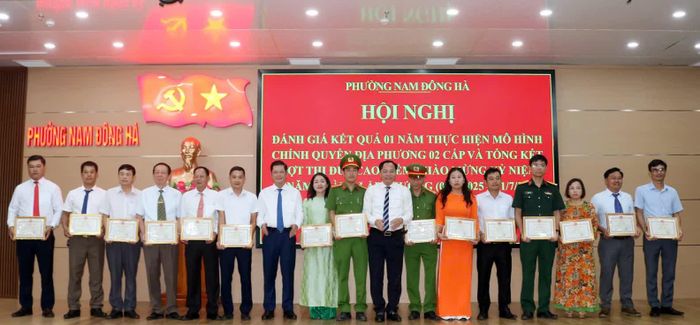 Trao giấy khen của Chủ tịch UBND phường Nam Đông Hà cho các cá nhân có thành tích xuất sắc trong phong trào thi đua cao điểm chào mừng 1 năm thành lập phường - Ảnh: D.L