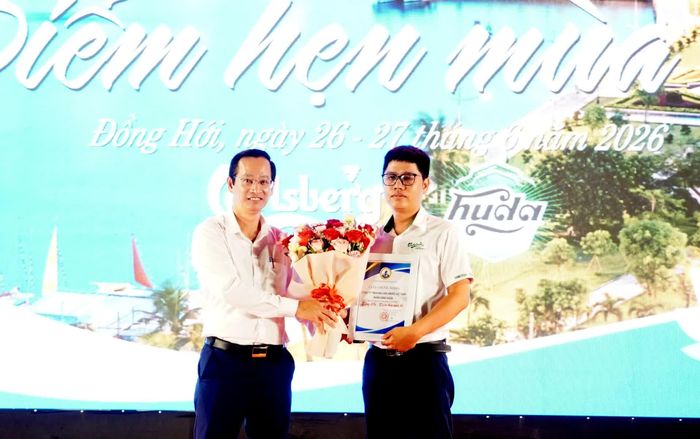 Đại diện lãnh đạo phường Đồng Hới tặng giấy chứng nhận và tặng hoa cho nhà tài trợ - Ảnh: H.Tr